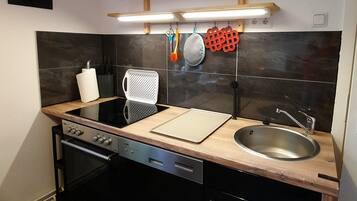 Køleskab, kogeplade, opvaskemaskine, kaffe-/temaskine