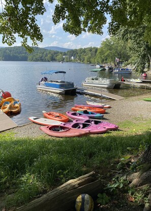Marina - Experience rural bliss near historic Lake George with a six bdm mountain sunset (Corinth)