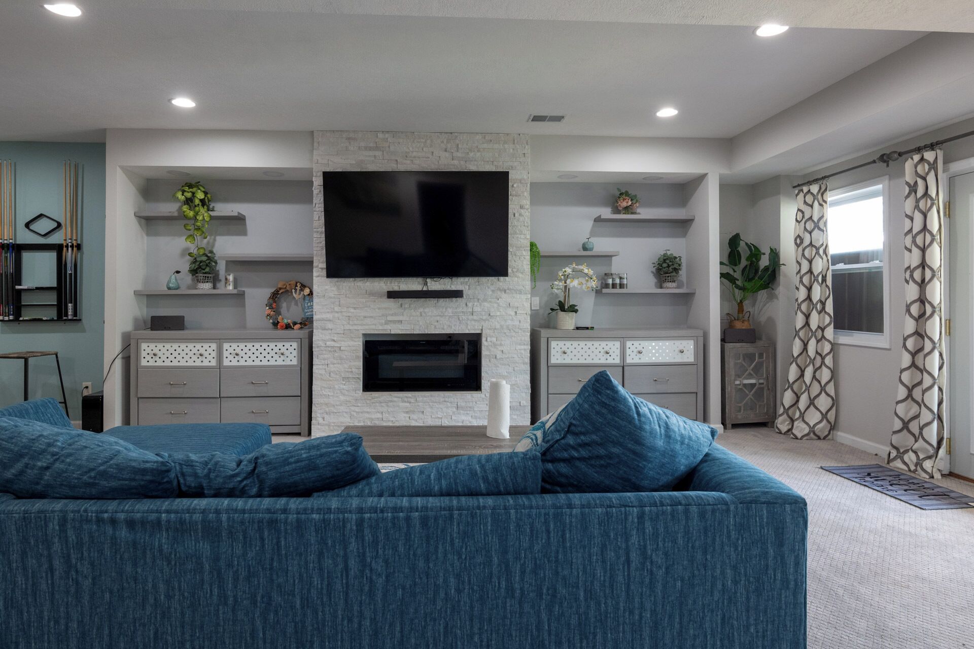 Smart TV, fireplace, music library, stereo