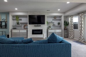 Smart-TV, Kamin, Musikbibliothek, Stereoanlage