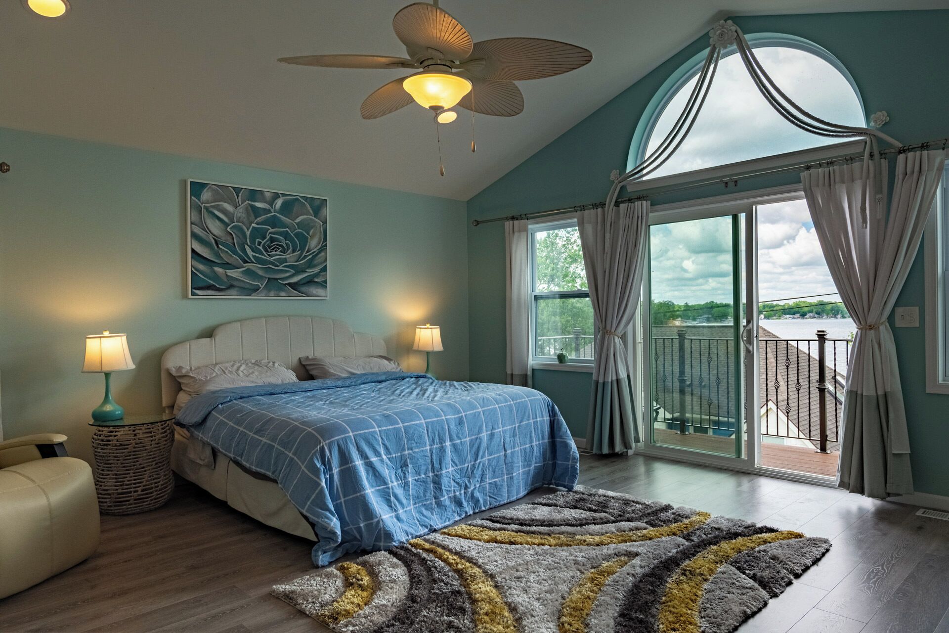 4 bedrooms, desk, WiFi, bed sheets