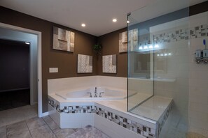 Shower, jetted bath, hair dryer, towels - Beautiful House overlooking Lake Chemung, with a Private Chef Tasting option. (Howell)