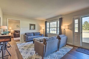 TV - Waterfront Retreat < 4 Mi to Dtwn Cambridge! (Cambridge)