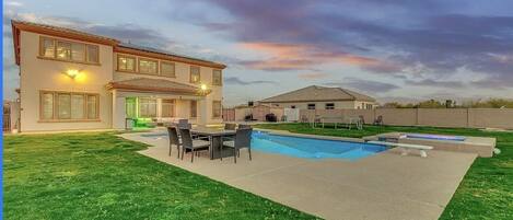 Utendørsbasseng og et oppvarmet basseng