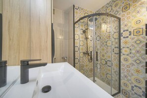 Een douche, een haardroger, handdoeken