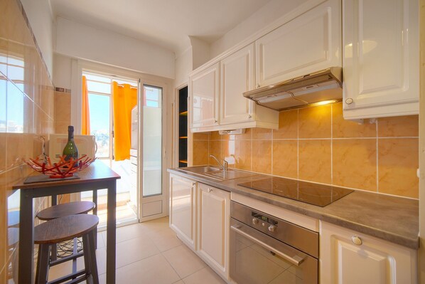 Réfrigérateur, micro-ondes, plaque de cuisson, lave-vaisselle