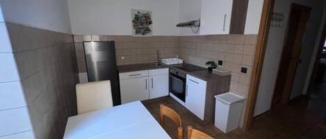 Fridge, oven, stovetop, electric kettle