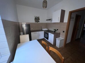 ثلاجة، فرن، موقد طهي مسطح، غلّاية كهربائية