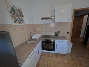 Kühlschrank, Ofen, Herdplatte, Wasserkocher