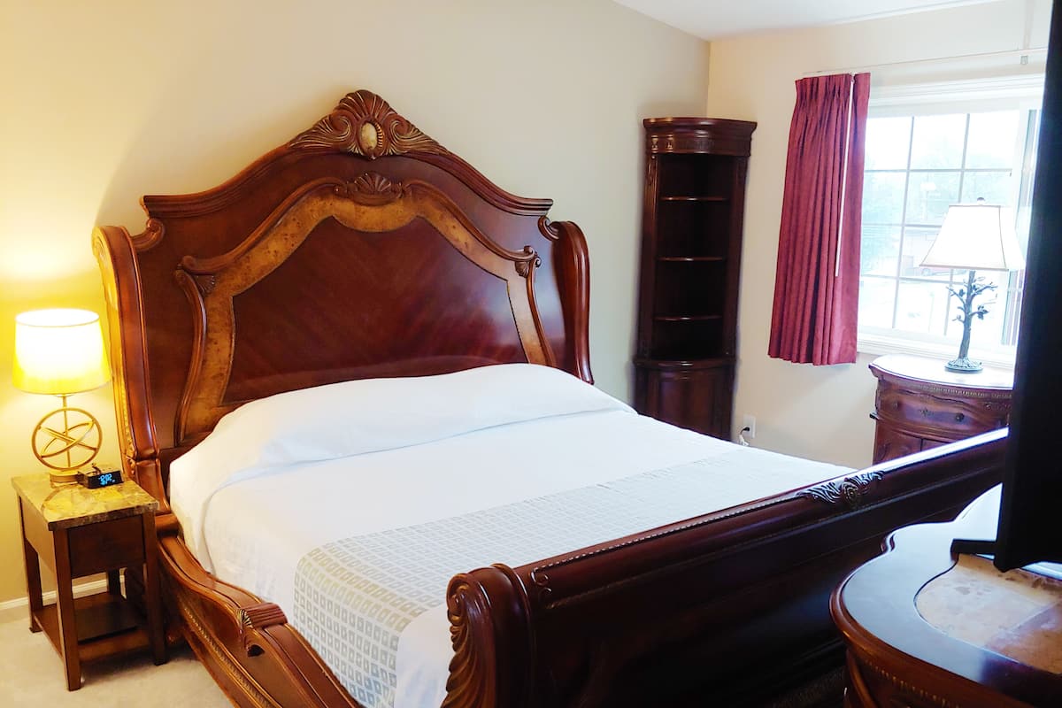 Grand Penthouse, 1 King Bed, Jetted Tub, Hill View | 1 bedroom, premium bedding, memory-foam beds, individually decorated