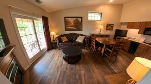 Grand penthouse, 1 kingsize bed, bubbelbad, uitzicht op heuvels | 1 slaapkamer, luxe beddengoed, bedden met traagschuimmatras