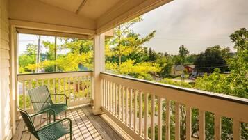 Grand Penthouse, 1 King Bed, Jetted Tub, City View | Terrace/patio