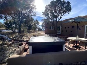 Outdoor dining - *TuxsitaCasita _Wildlife daily-hottub-fire pit (Santa Fe)