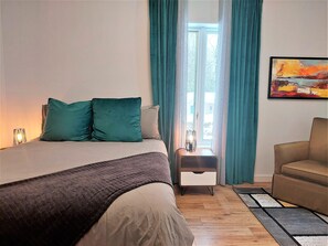 4 bedrooms, iron/ironing board, free WiFi, bed sheets