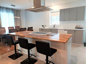 Geladeira, micro-ondas, fogão, cooktop