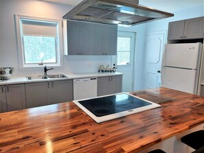 Jääkaappi, mikroaaltouuni, uuni, liesi