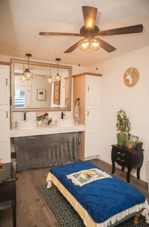 1 bedroom, free WiFi, bed sheets - The Coyote Den #3: Experience Arizona Agritourism (Kingman)