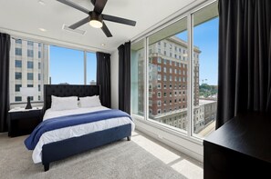 3 bedrooms, desk, iron/ironing board, travel cot - Penthouse @ 175 LEX -Walk to Rupp Arena on Main St (Lexington)