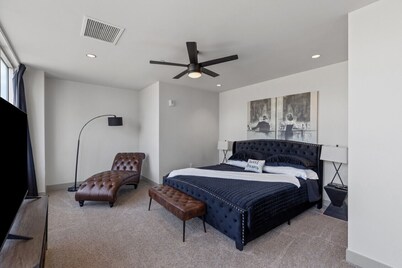 Penthouse @ 175 LEX -Walk to Rupp Arena on Main St