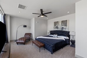 3 bedrooms, desk, iron/ironing board, travel crib - Penthouse @ 175 LEX -Walk to Rupp Arena on Main St (Lexington)