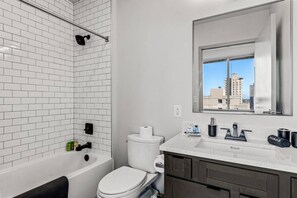 Hair dryer, towels - Penthouse @ 175 LEX -Walk to Rupp Arena on Main St (Lexington)