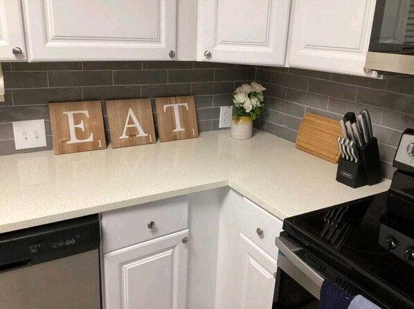 ثلاجة، ميكروويف، فرن، موقد طهي مسطح