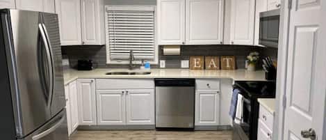 Refrigerador, microondas, horno, placa de cocina