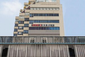 Un edificio de varios pisos con un letrero que indica que es un hotel.