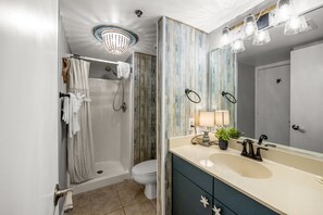 Combined shower/bathtub, hair dryer, towels - Kingston Laurel 207 2nd floor, Elevator,Pool,Beach (Myrtle Beach)