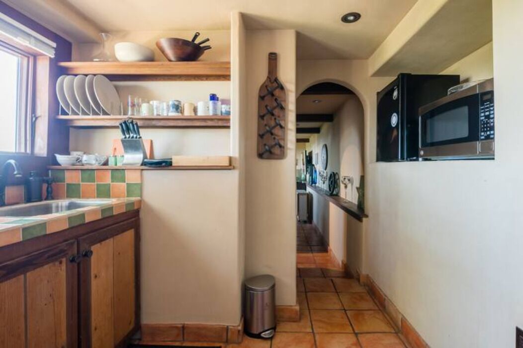 Réfrigérateur, micro-ondes, plaque de cuisson