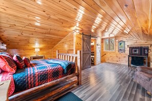 4 bedrooms, desk, iron/ironing board, free WiFi