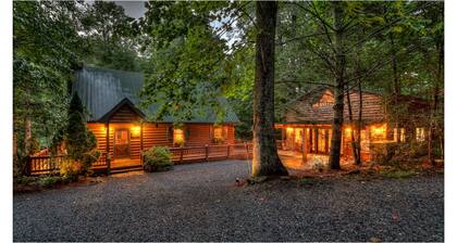 Directly on Big Creek/Hot Tub/Game Room/Outdoor Living Space/ Remote/True Cabin