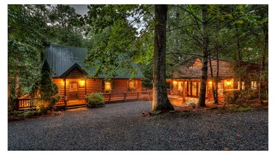 Directly on Big Creek/Hot Tub/Game Room/Outdoor Living Space/ Remote/True Cabin