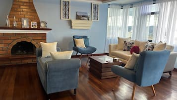Smart TV, fireplace