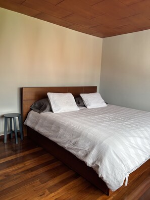 2 habitaciones, caja de seguridad en la habitación y escritorio