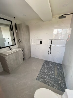 Dusche, Haartrockner, Handtücher, Seife