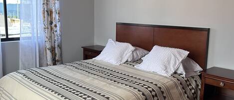 2 Schlafzimmer, Zimmersafe, Schreibtisch, Bügeleisen/Bügelbrett