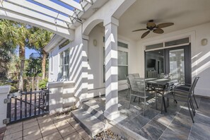 Outdoor dining - SeaJoy :  Short Walk to Private Access to the Beach and Community Pool (Destin)