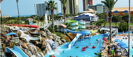 Alberca al aire libre y alberca climatizada