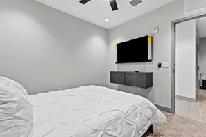 2 bedrooms, iron/ironing board, travel crib, free WiFi - 175 LEX - Spacious Two Bedroom! Walkable Downtown! (Lexington)