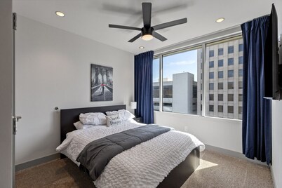 175 LEX - Spacious Two Bedroom! Walkable Downtown!