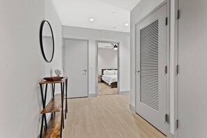 2 bedrooms, iron/ironing board, travel cot, free WiFi - 175 LEX - Spacious Two Bedroom! Walkable Downtown! (Lexington)