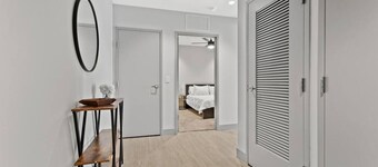 175 LEX - Spacious Two Bedroom! Walkable Downtown!