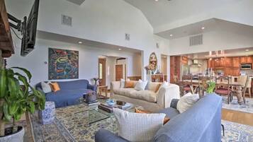 Smart TV, chimenea, tenis de mesa y libros