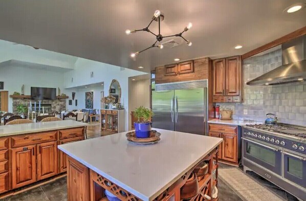 Fridge, microwave, oven, stovetop - Wildflower Lotus Farm a Luxurious 5bd Home w/ Pool, Firepit and more (Gardiner)