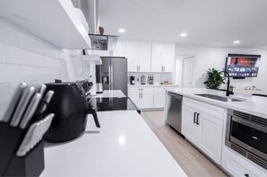 冰箱、微波炉、烤箱、炉灶