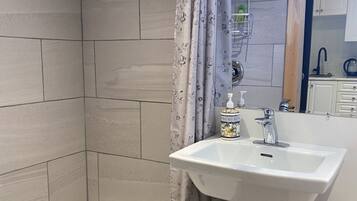 Suihku, hiustenkuivaaja, pyyhkeet, saippua