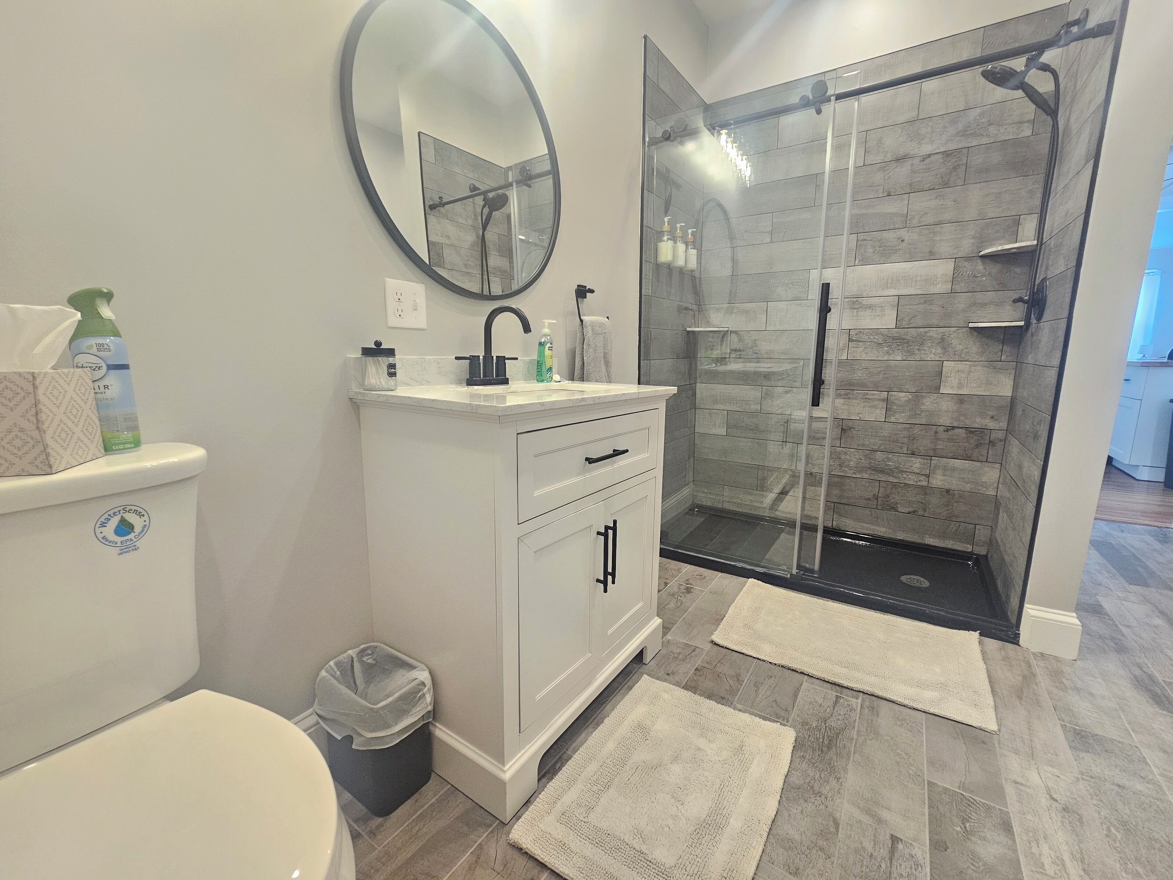 Douche, sèche-cheveux, serviettes fournies, savon