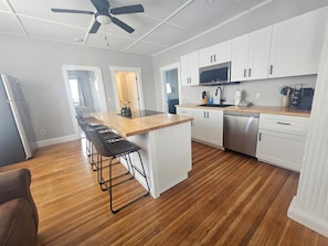 Refrigerador, microondas, horno, placa de cocina