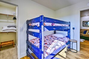 3 bedrooms, desk, iron/ironing board, travel crib